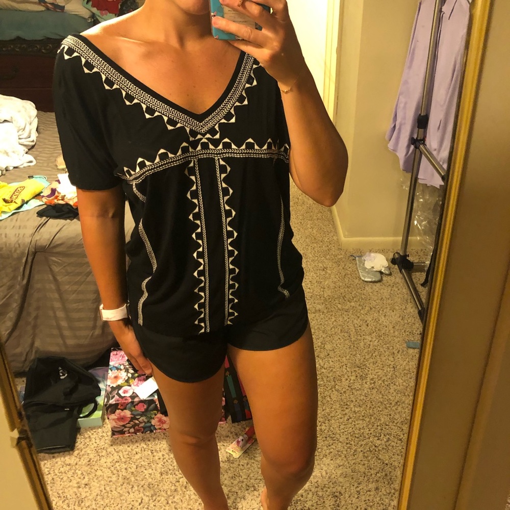 Old Navy SMALL V NECK TOP!